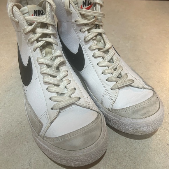 Nike Blazers size 6 Youth ( size 8 women) - Picture 3 of 4